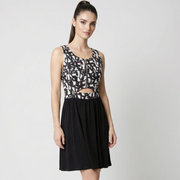 VERSACE JEANS – Abito Nero Smanicato con Zip Dorata