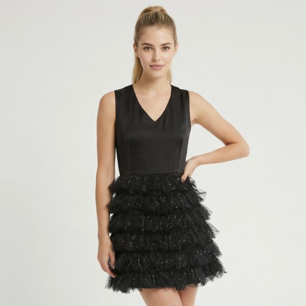 Abito corto Twinset Actitude nero donna in taglia IT 42, con balze in tulle e paillettes, corpetto in raso e linea svasata. Ideale per eventi serali frontale