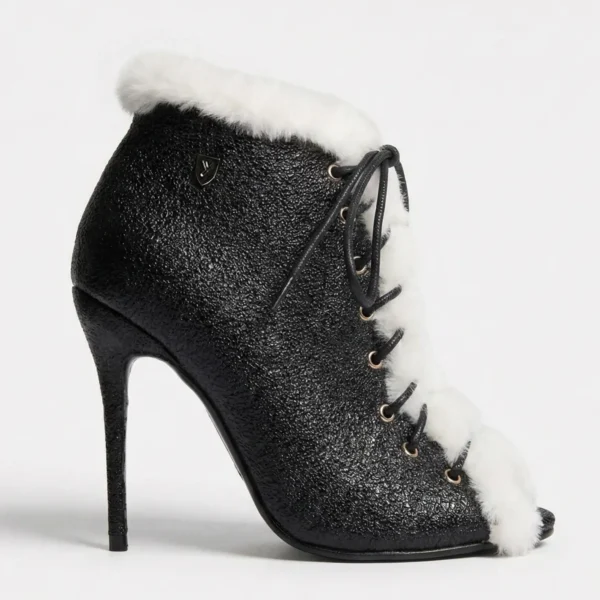 Particolare superficie butterata stivaletto nero Yamamay 37